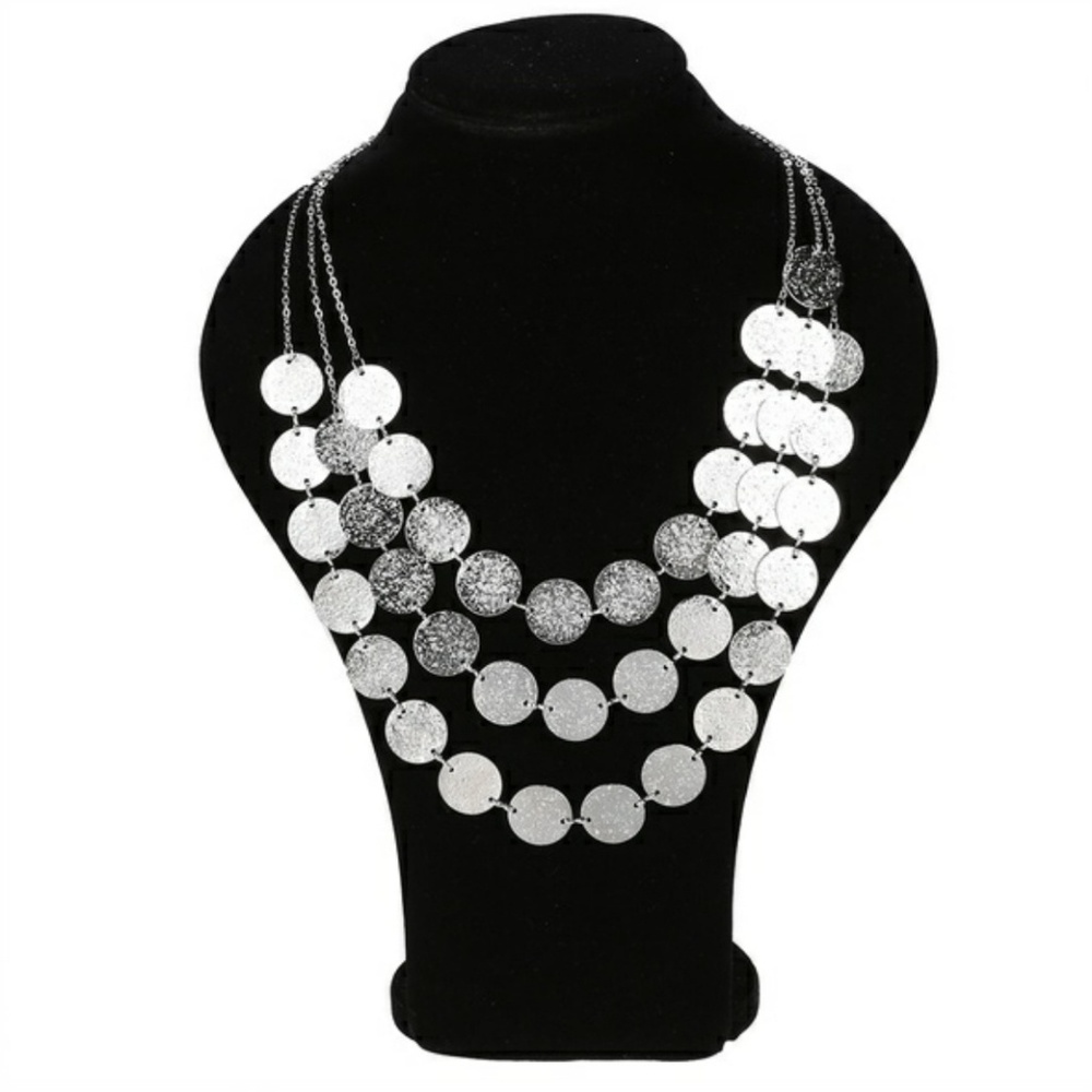 Necklace color silver